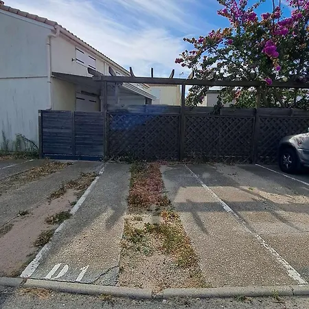 Maison Mitoyenne Avec Terrasse Et Parking - Marseillan-plage - Fr-1-326-871 *